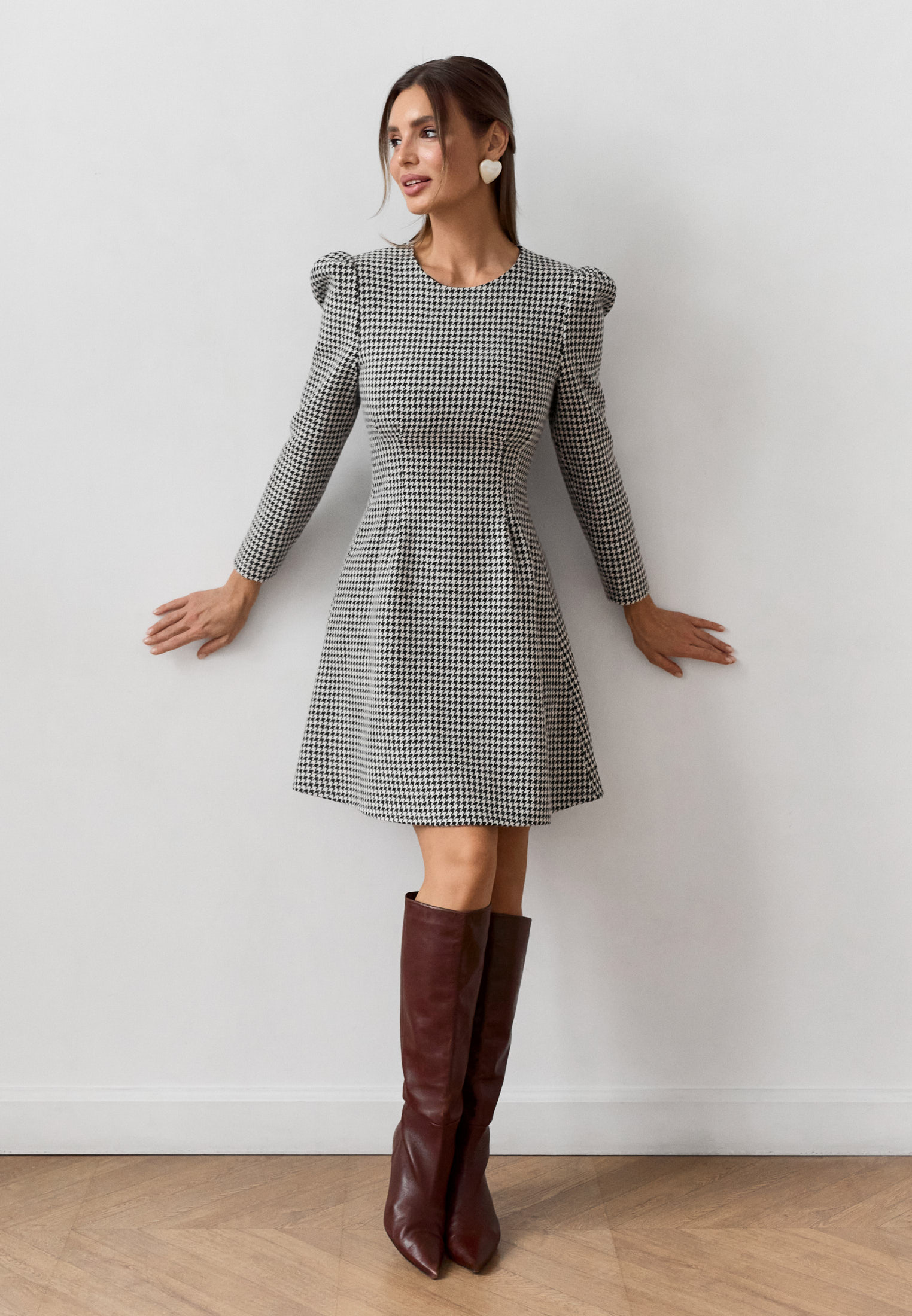 Платье с защипами и принтом гусиная лапка