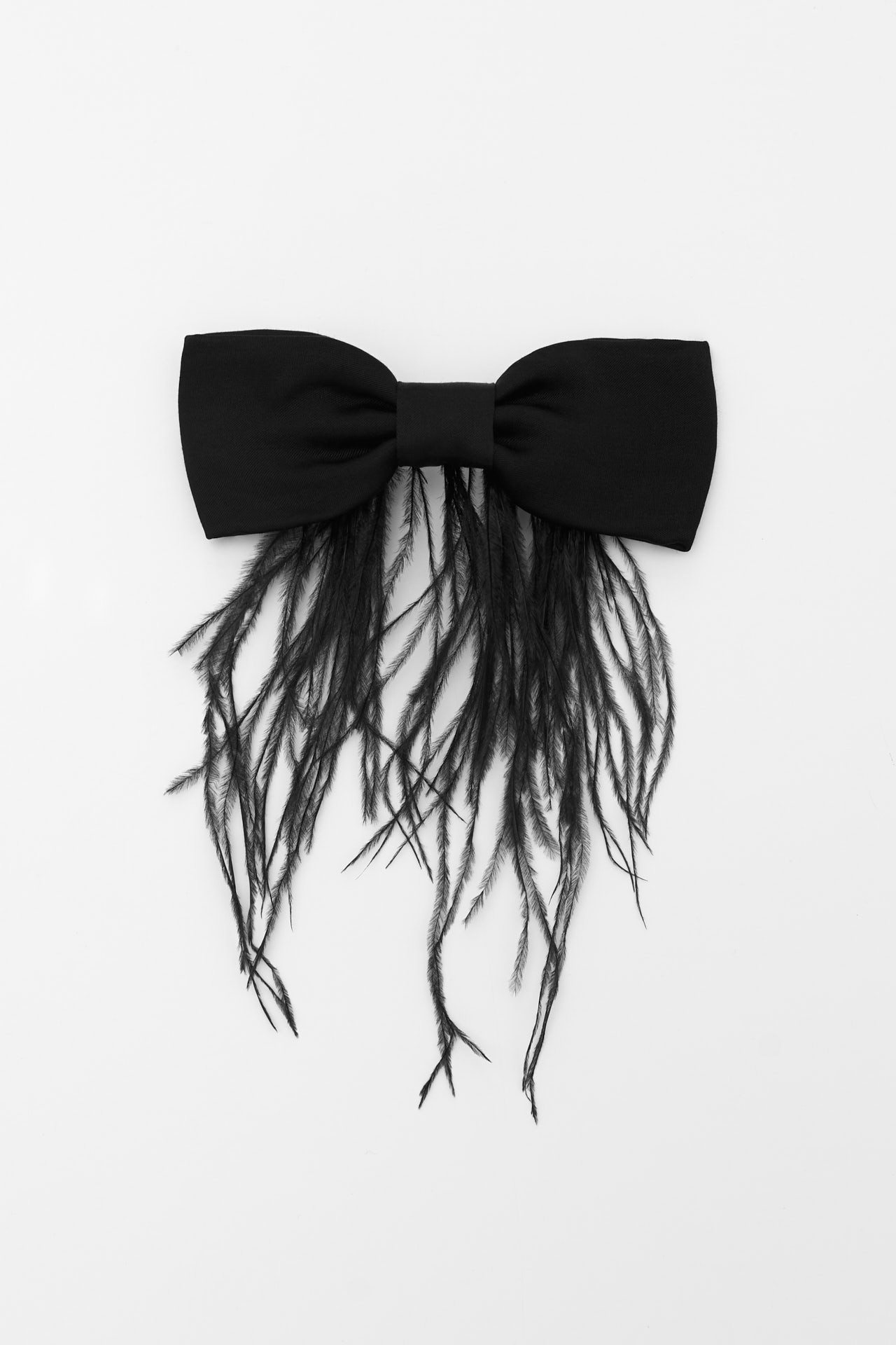 Бант с заколкой для волос из атласа с перьями в черном оттенке