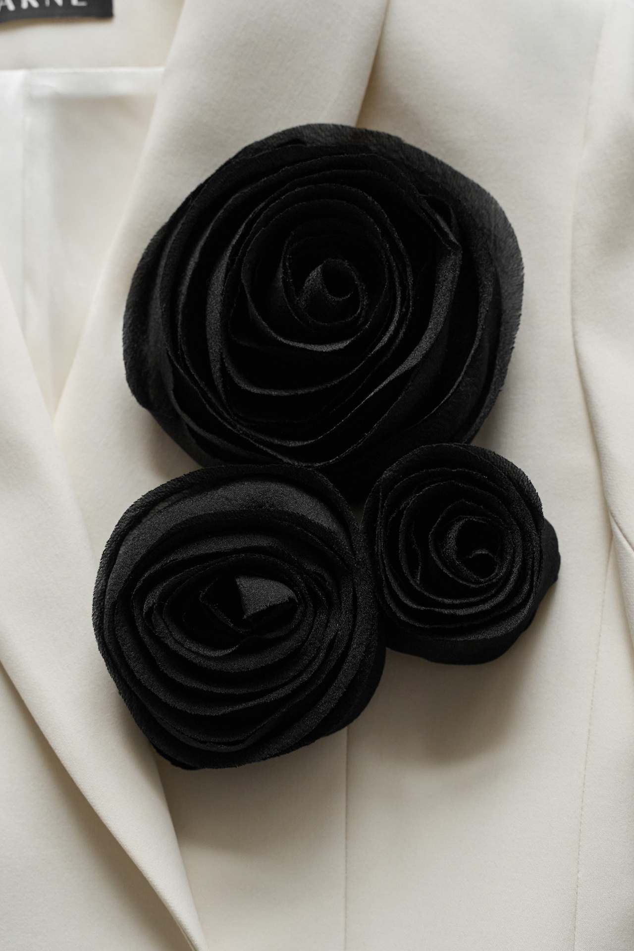 Брошь ручной работы из натуральной органзы в черном цвете