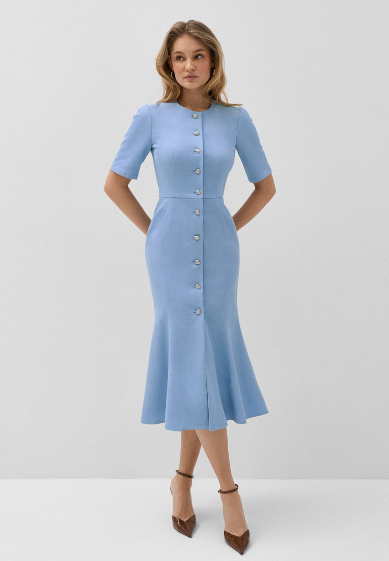 Силуэтное платье из денима на пуговицах