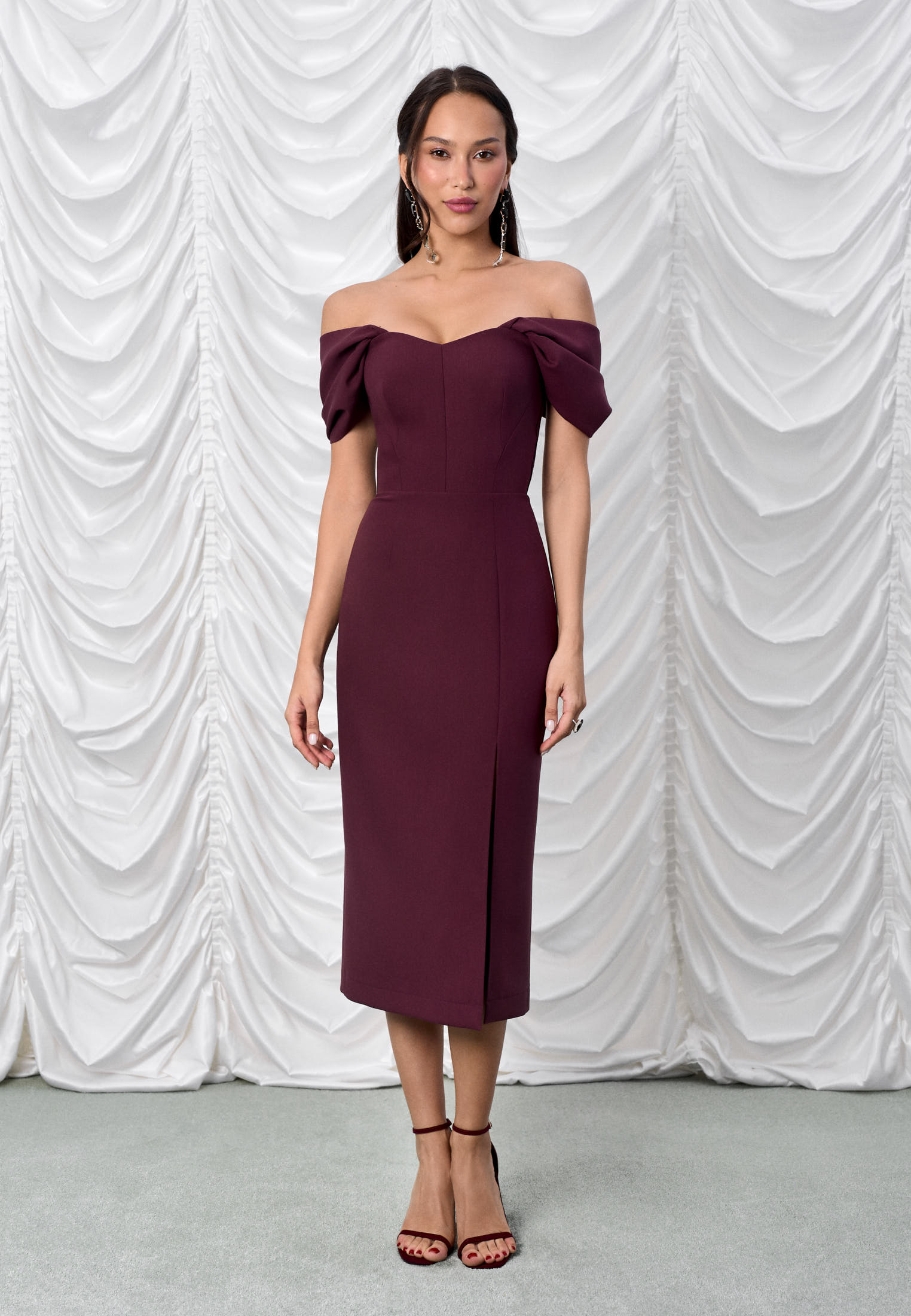 Корсетное платье с разрезом