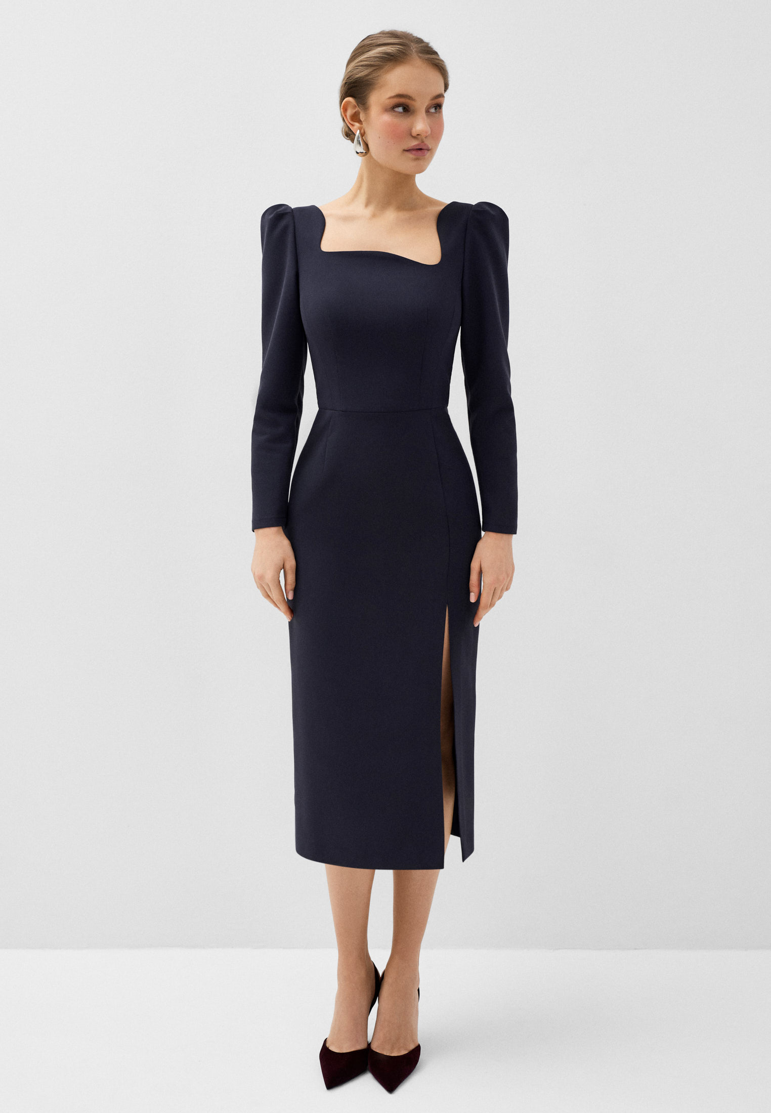 Платье с ассиметричным вырезом