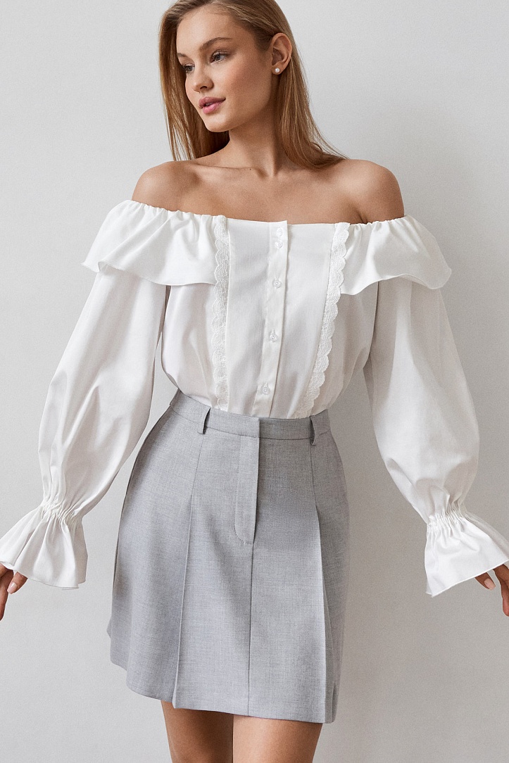 Блуза с открытыми плечами и кружевом