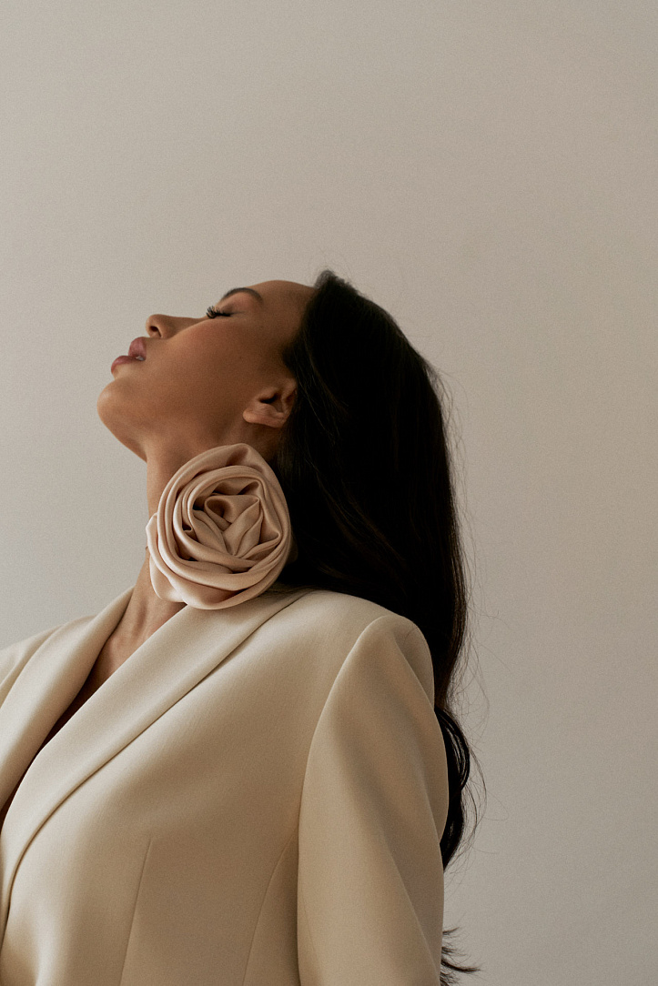 Чокер ручной работы с розой из атласа