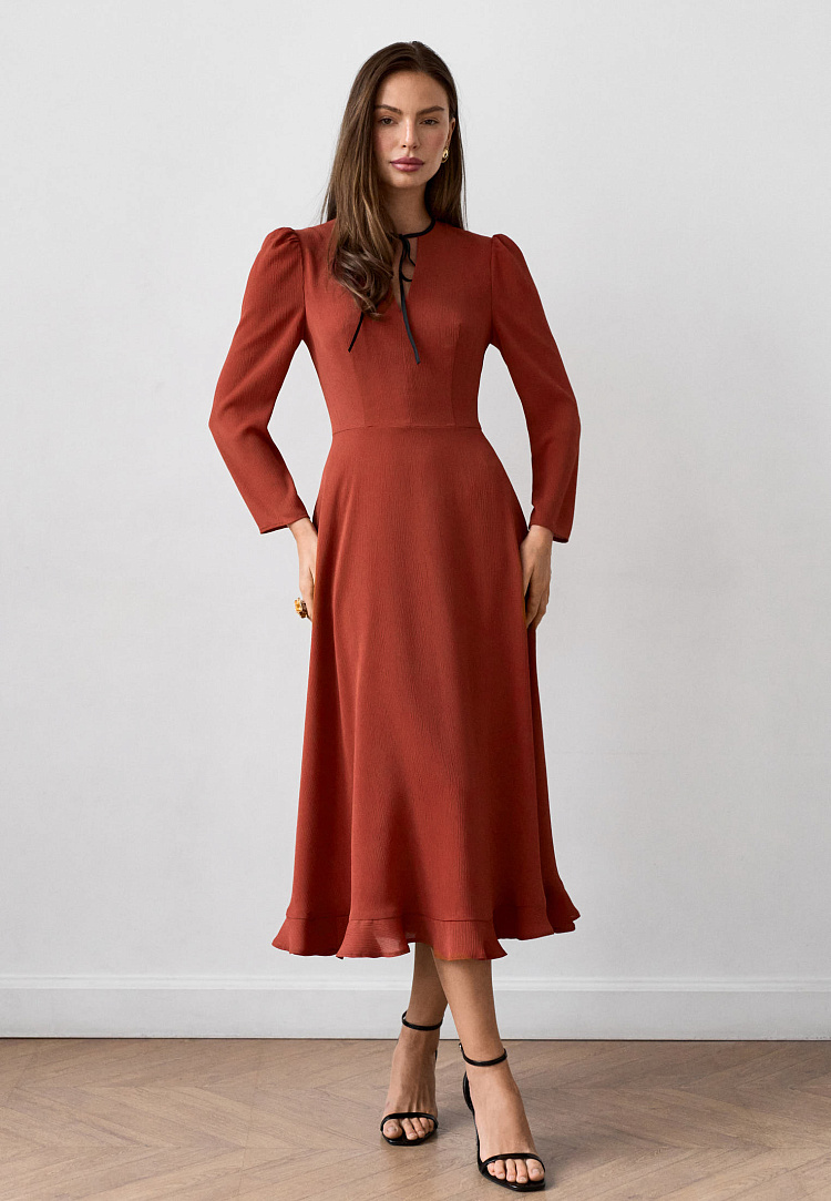 Платье с бантиком и струящейся юбкой