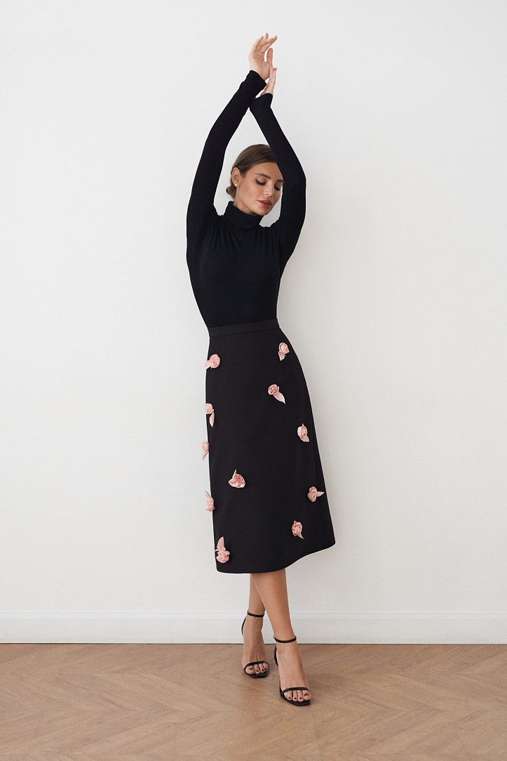 Юбка миди с розами ручной работы в черном цвете