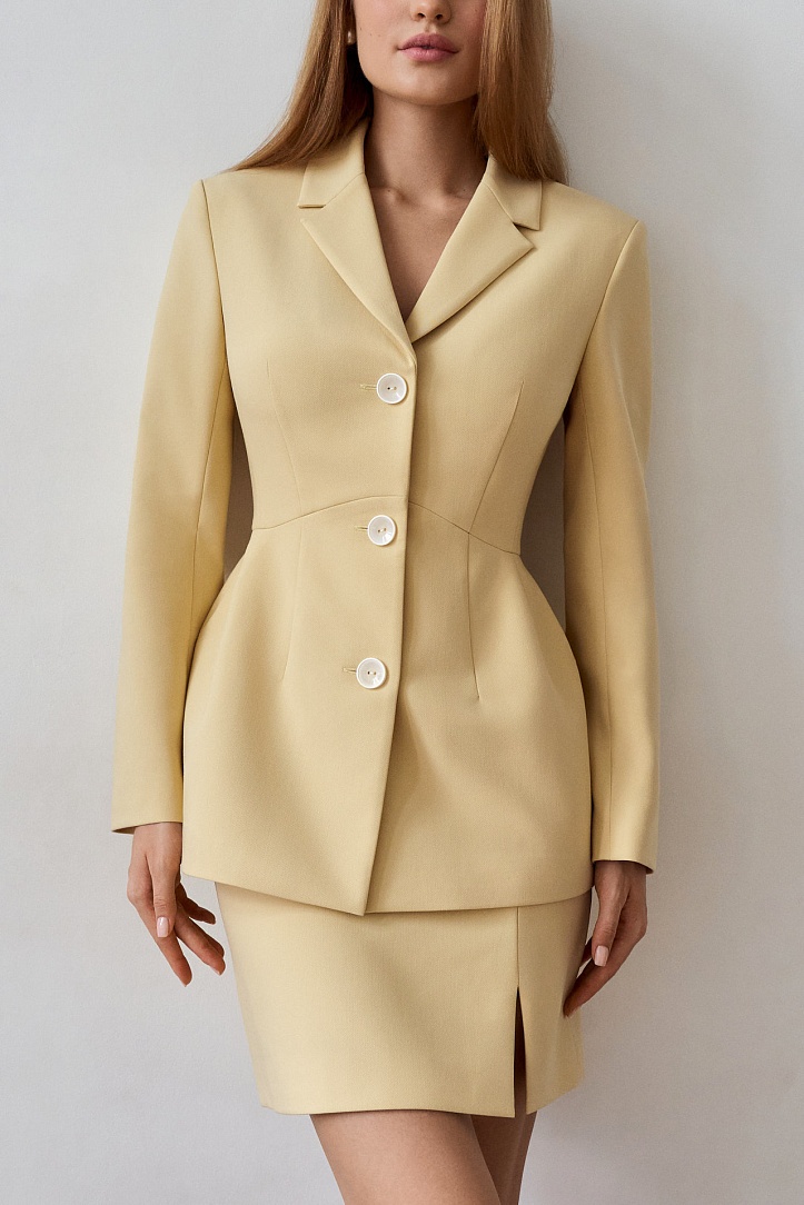 Юбка мини на бедрах