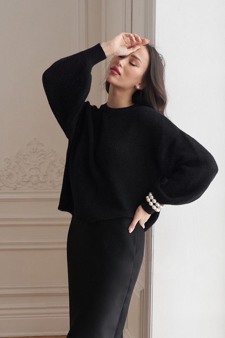 Свитер из мохера с объёмными рукавами в черном цвете