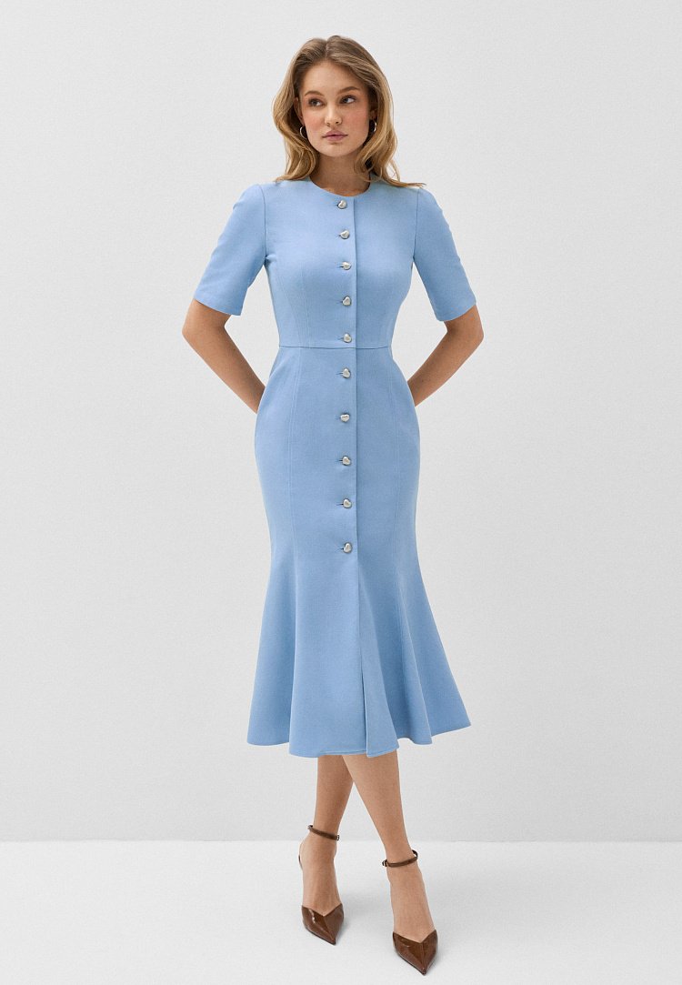 Силуэтное платье из денима на пуговицах
