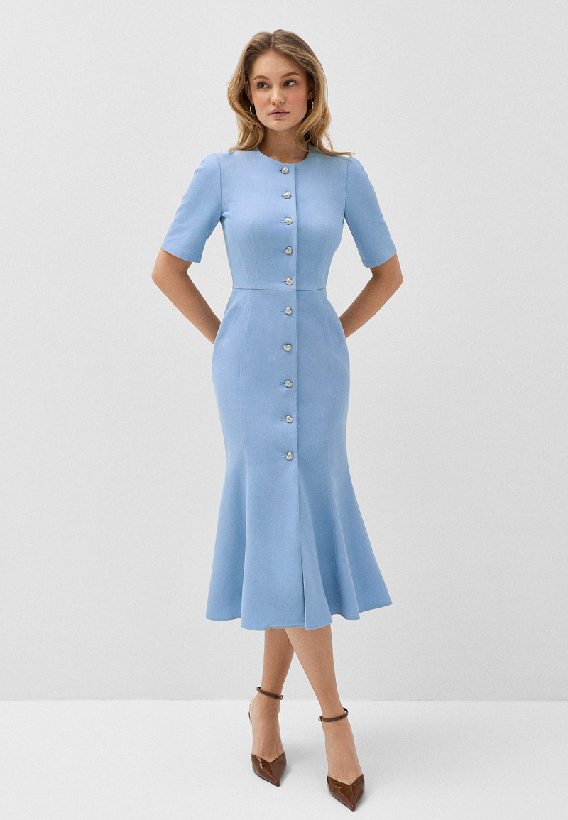 Силуэтное платье из денима на пуговицах