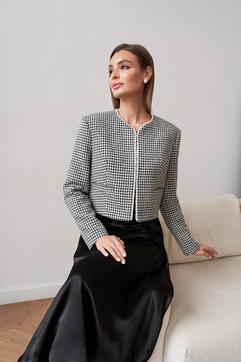 Укороченный жакет с жемчужной лентой