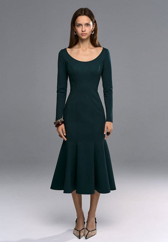 Силуэтное платье из плотного трикотажа