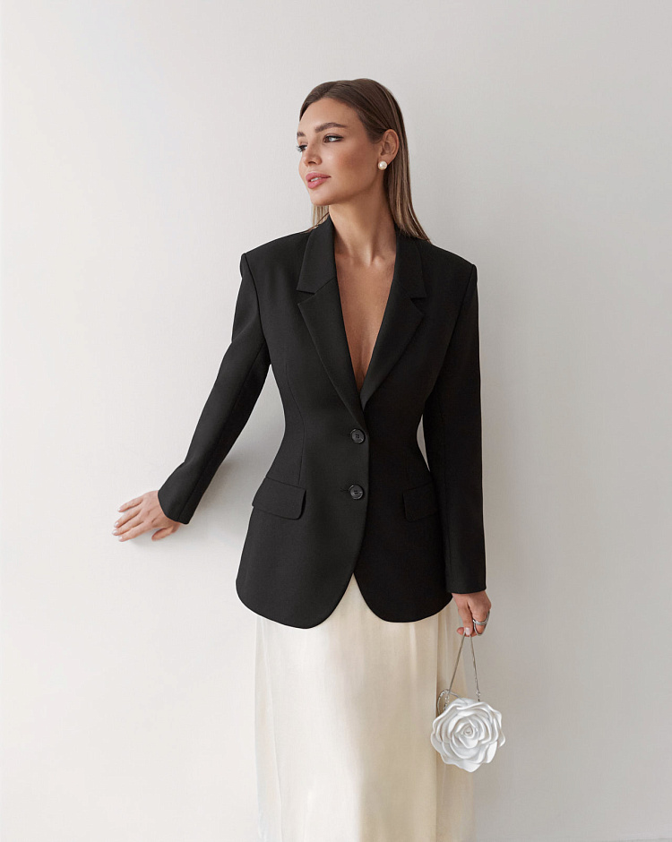 Однобортный жакет с лацканами в черном цвете